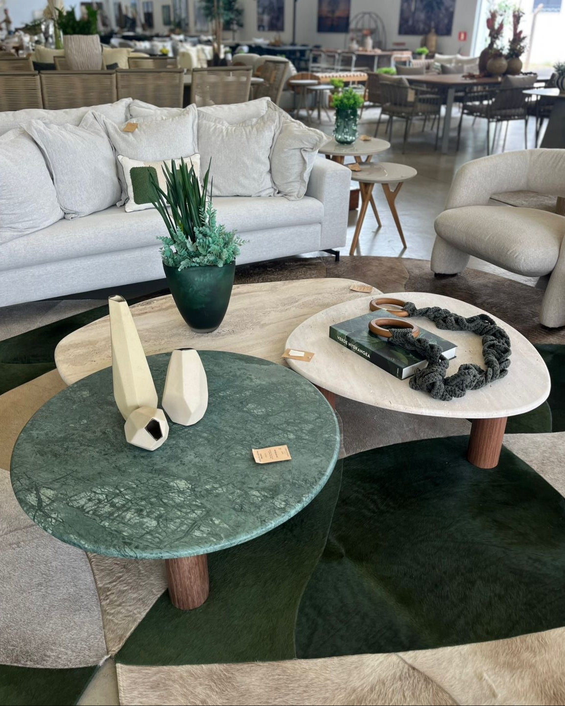 Mesa de Centro Trio Orgânico Misto - Mármore Travertino Romano e Verde Guatemala