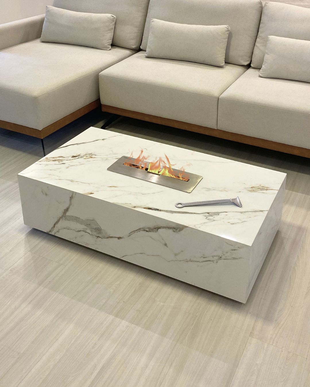 Mesa de Centro com Lareira Porcelanato Técnológico Calacatta Gold