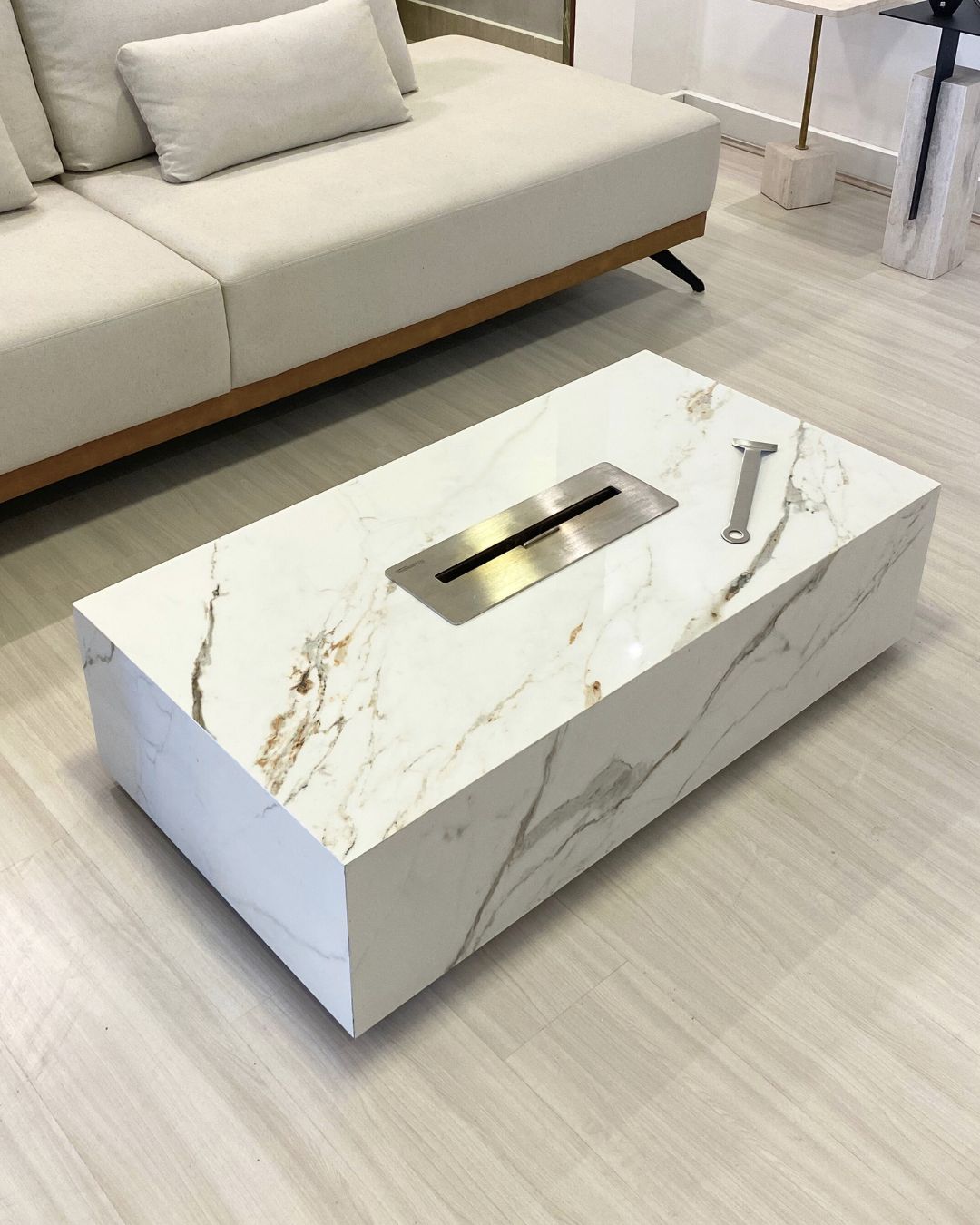 Mesa de Centro com Lareira Porcelanato Técnológico Calacatta Gold