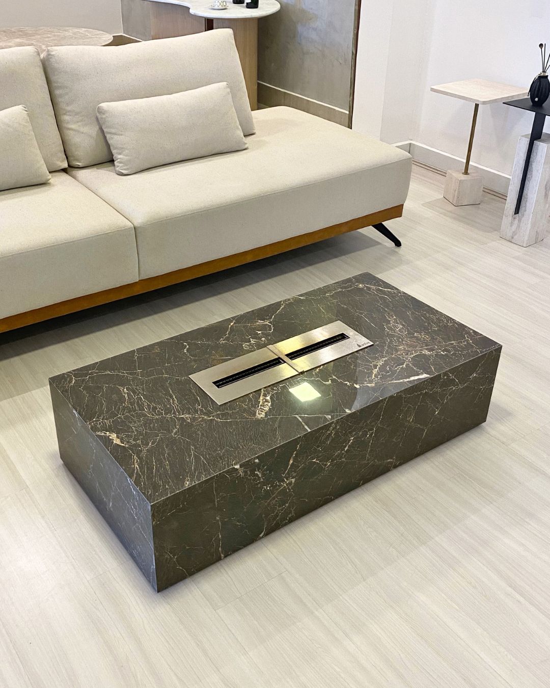 Mesa de Centro com Lareira Porcelanato Técnológico Marrom Imperador