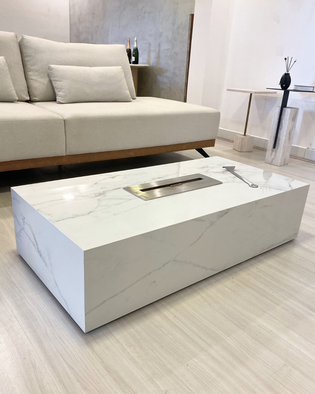 Mesa de Centro com Lareira Porcelanato Técnológico Calacatta Premium