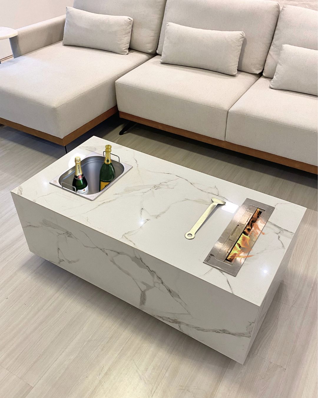 Mesa de Centro com Lareira Porcelanato Técnológico Calacatta Premium com Champanheia