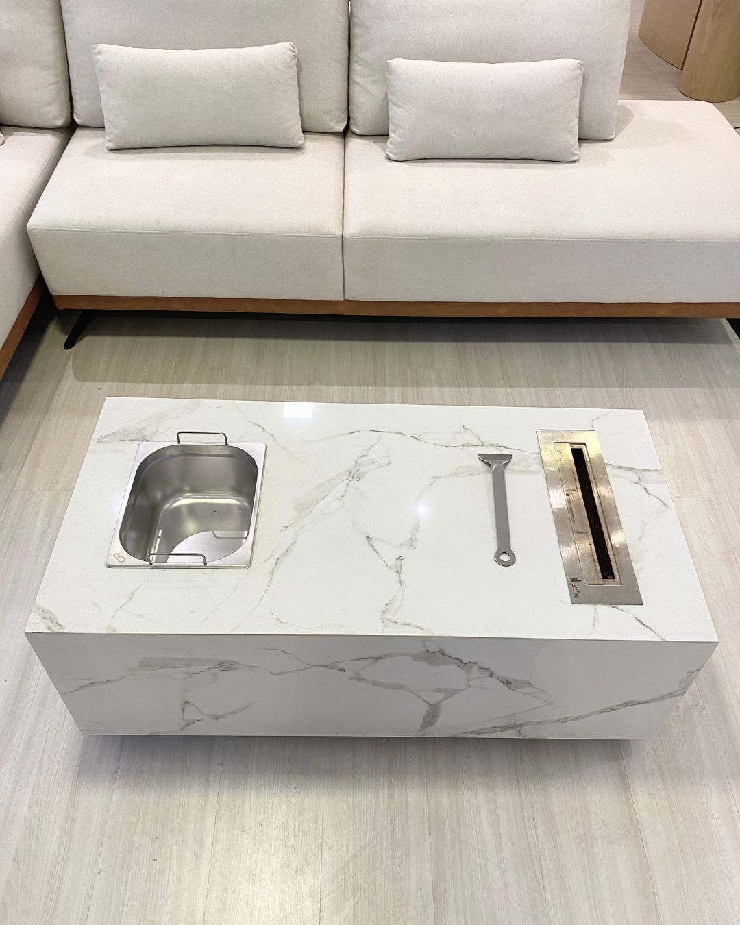Mesa de Centro com Lareira Porcelanato Técnológico Calacatta Premium com Champanheia
