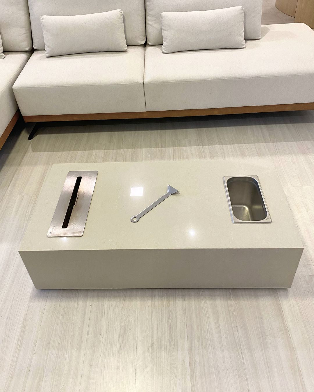 Mesa de Centro com Lareira Porcelanato Técnológico Crema Valência com Champanheia
