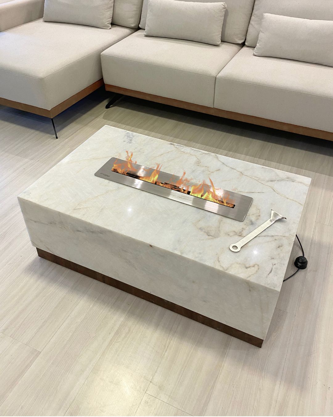 Mesa de Centro com Lareira Quartzito Crystallus Translúcido