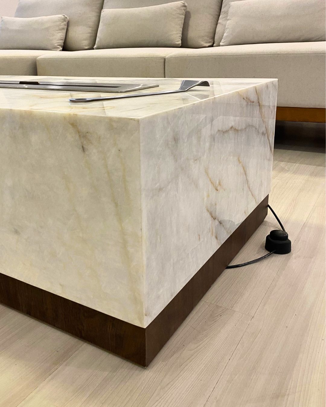 Mesa de Centro com Lareira Quartzito Crystallus Translúcido