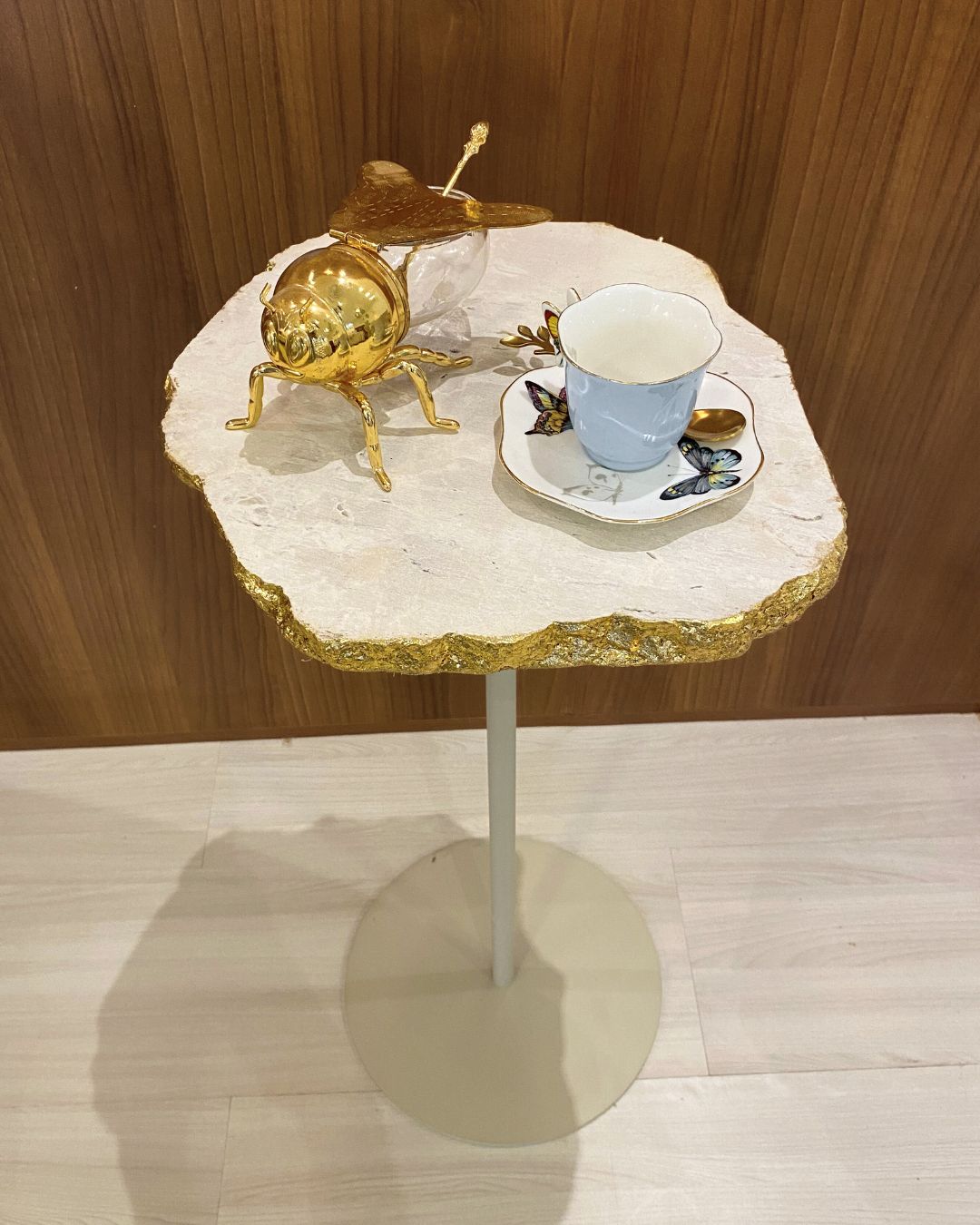 Mesa Orgânica Zera Mármore Travertino Cappuccino Ouro Metalik