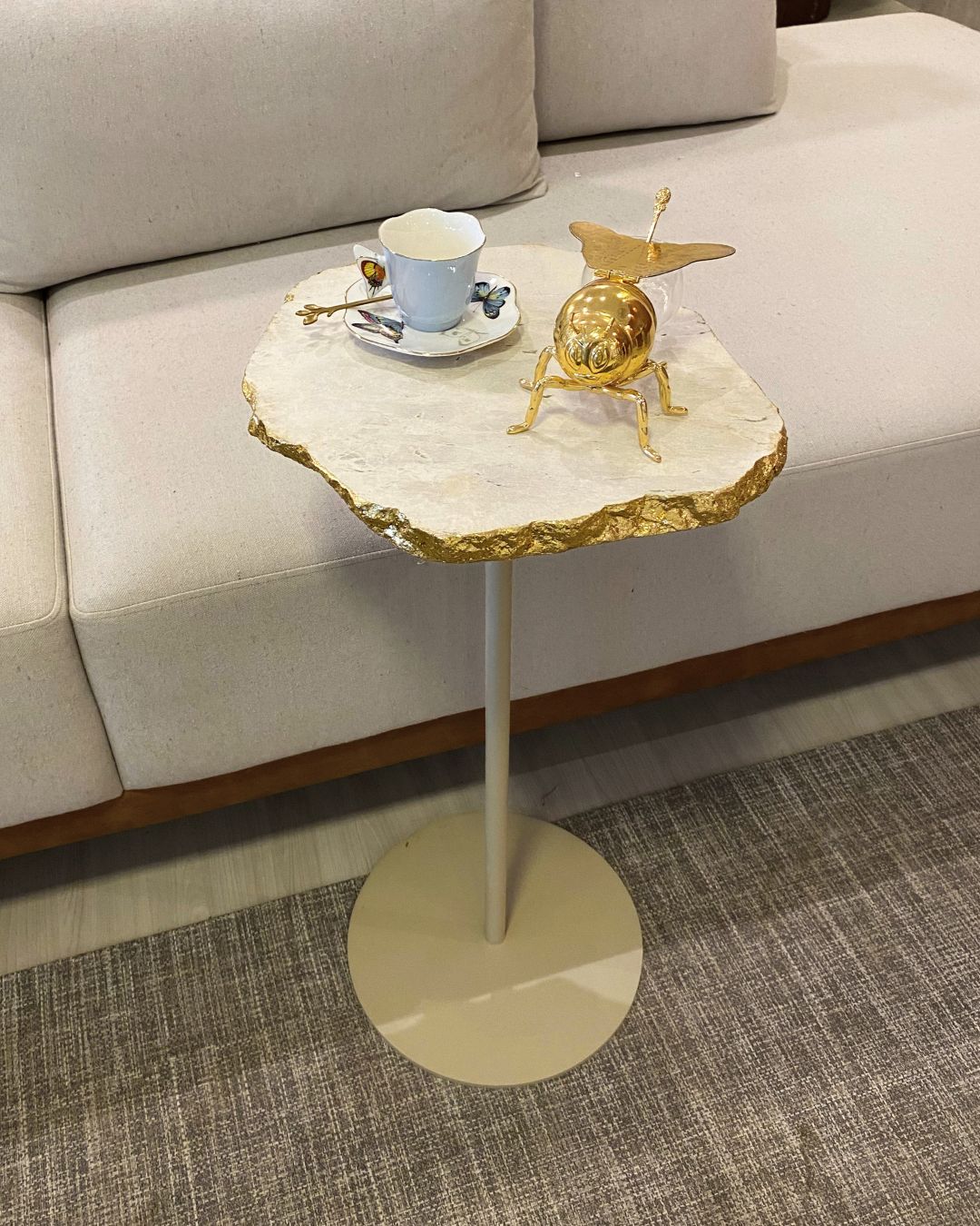 Mesa Orgânica Zera Mármore Travertino Cappuccino Ouro Metalik