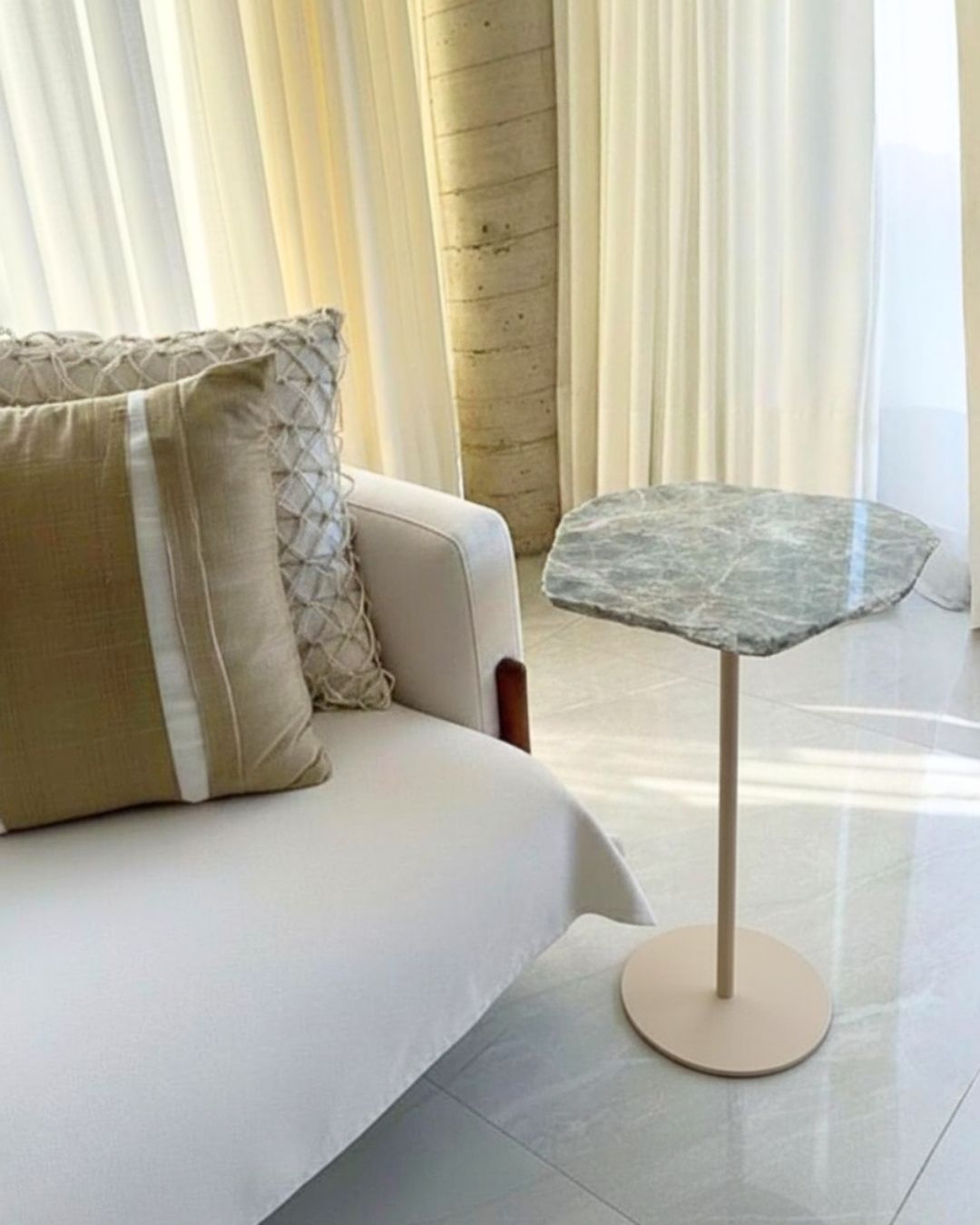 Mesa Orgânica Zera Quartzito Verde Esmeralda