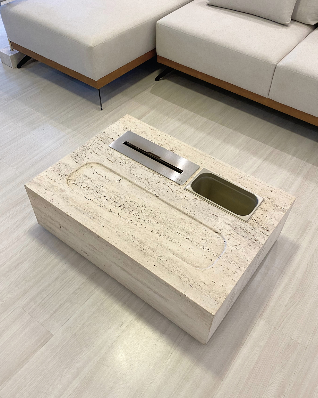 Mesa de Centro Vulcano com Lareira, Champanheira, e Rebaixo Italiano Mármore Travertino Romano