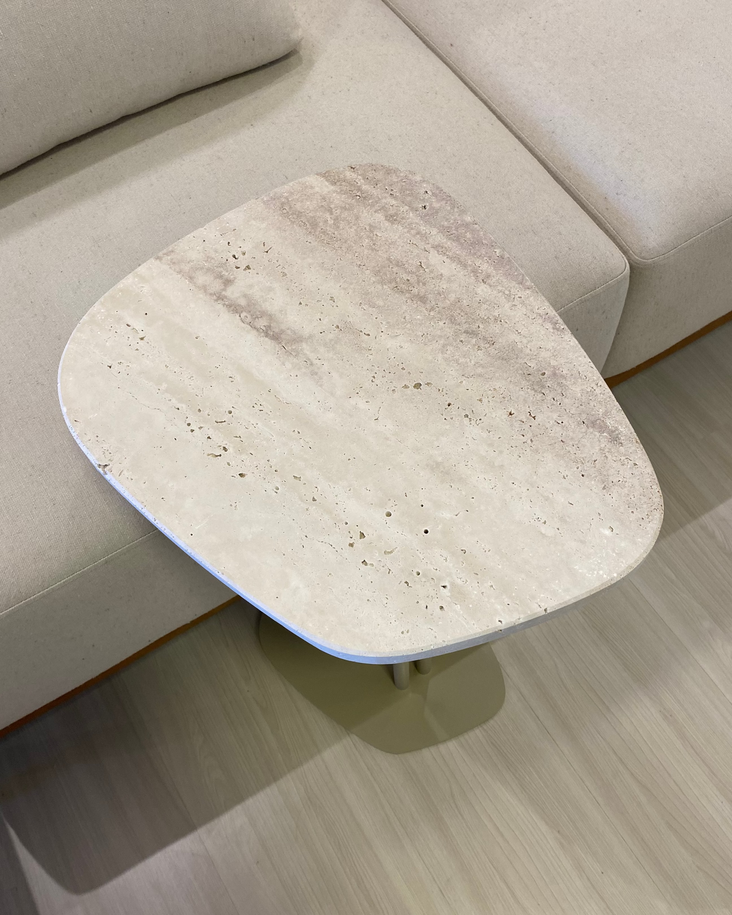 Mesa Concha Mármore Travertino Romano