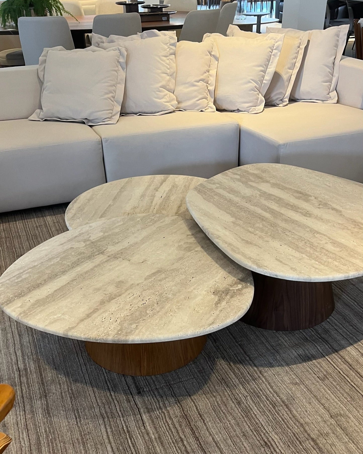 Mesa de Centro Trio Orgânico Mármore Travertino Romano