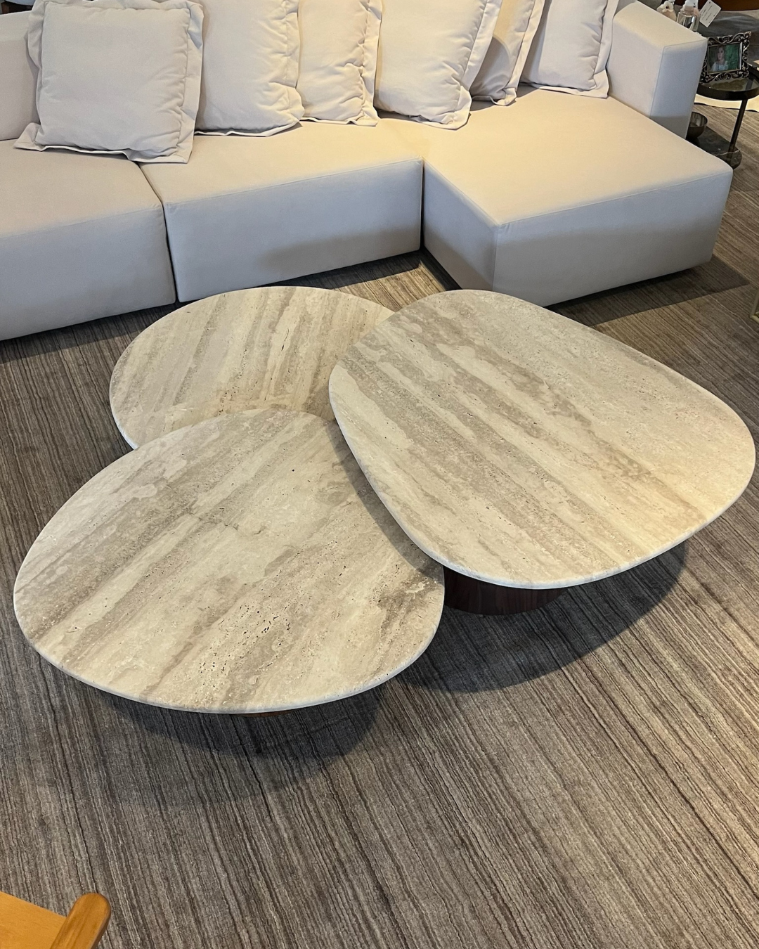 Mesa de Centro Trio Orgânico Mármore Travertino Romano