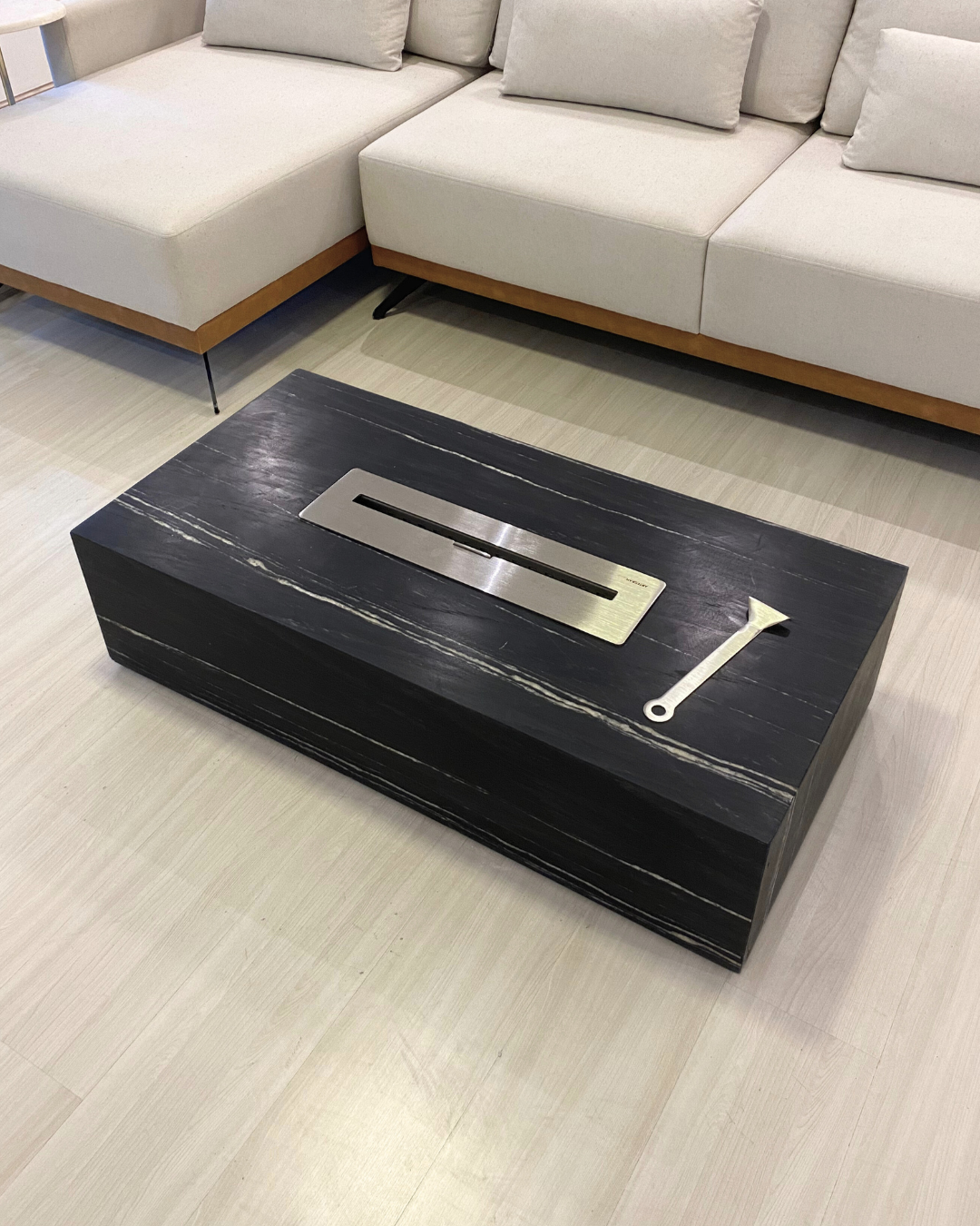Mesa de Centro Vulcano com Lareira em Mármore Nero Striatto