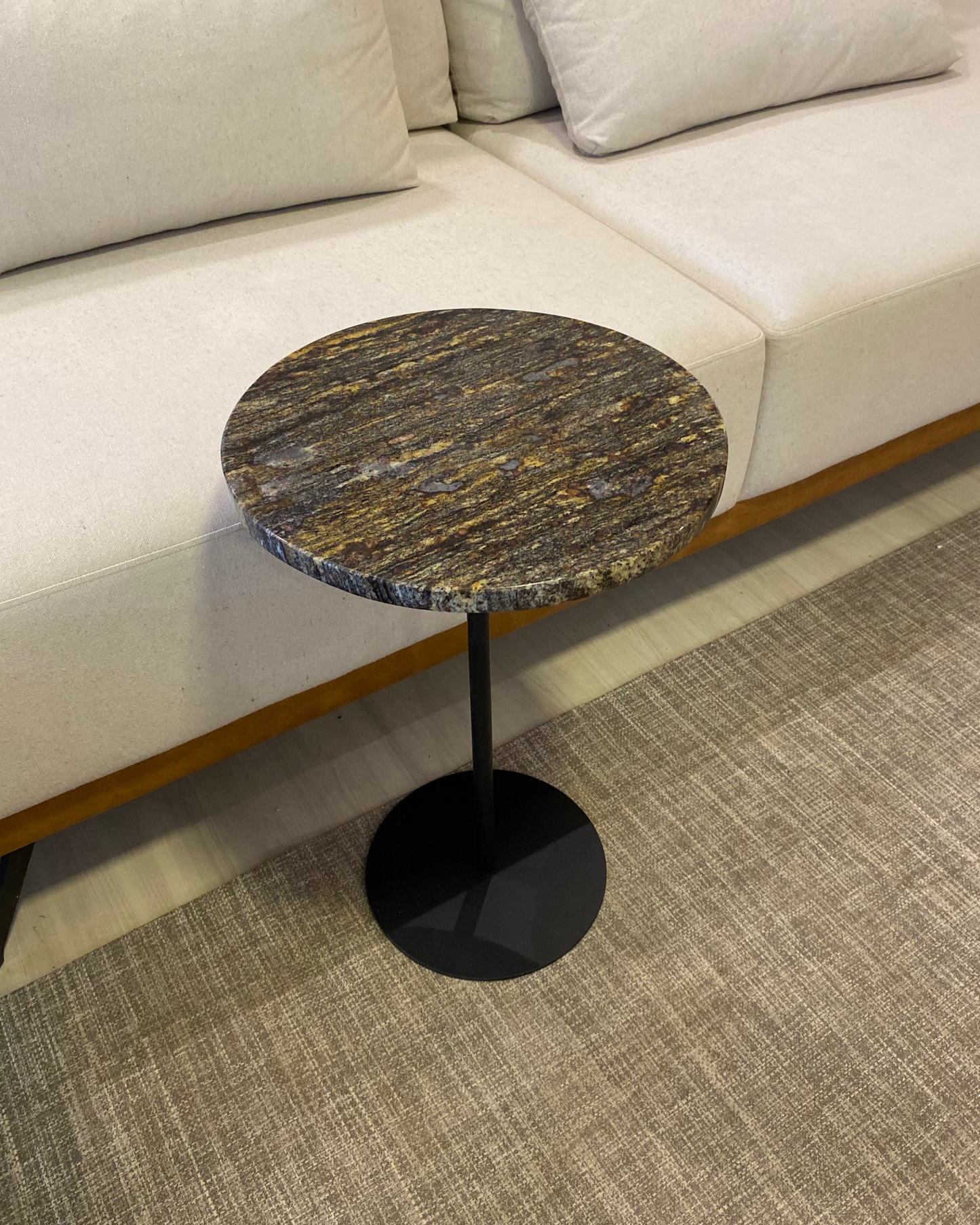 Mesa Zera Granito Golden Galaxy