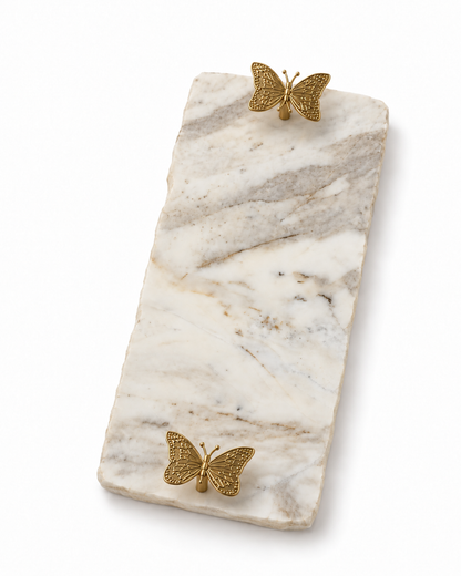 Bandeja em Mármore Calacatta Premium 30 × 15 cm com pegadores de borboleta dourados, fundo branco